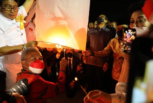 Terbangkan Lampion Waisak, Begini Doa Ganjar untuk Jawa Tengah - GenPI.co JATENG