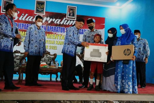 Bocah Panjat Tiang Bendera di Jepara Diganjar Laptop - GenPI.co JATENG