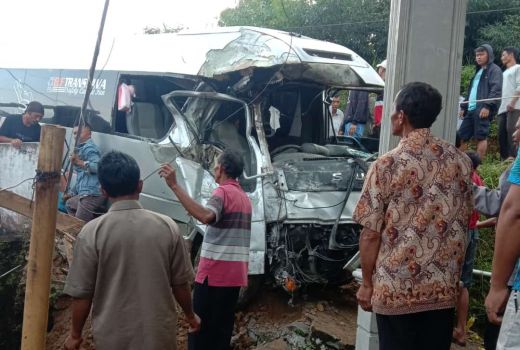 Minibus Tabrak Rumah Warga di Karanganyar, Begini Kronologinya - GenPI.co JATENG