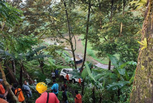 Duh! Subuh-Subuh, Mobil Ini Masuk Jurang 10 Meter di Ngargoyoso - GenPI.co JATENG