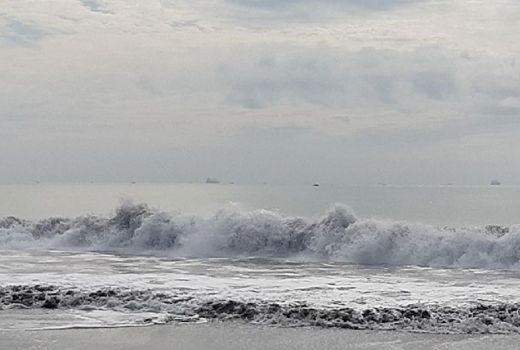 BMKG: Peringatan Dini Gelombang Laut Sangat Tinggi di Wilayah Ini - GenPI.co JATENG