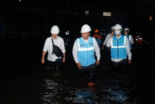 PLN Putus Aliran Listrik di Kawasan Terdampak Banjir Rob Semarang - GenPI.co JATENG