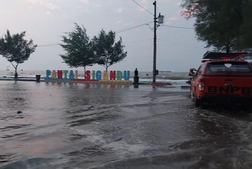 4 Daerah Rawan Banjir Rob di Batang Dipantau, 3 Perahu Siaga - GenPI.co JATENG