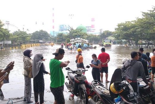 Ketinggian Banjir Rob di Pelabuhan Tanjung Emas Menurun - GenPI.co JATENG