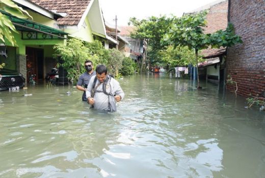 Tanggul Kali Miyong Jebol, 10.000 Warga Demak Mengungsi - GenPI.co JATENG