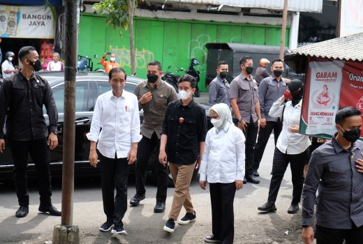 Akad Nikah Adik Rampung, Jokowi Langsung Blusukan di Solo - GenPI.co JATENG