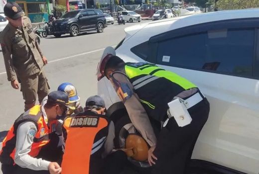 Nekat Parkir Sembarangan, Dishub Kota Magelang Gembok 2 Mobil - GenPI.co JATENG