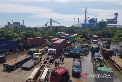 Banjir Rob di Semarang Picu Antrean Panjang Truk Masuk Pelabuhan - GenPI.co JATENG