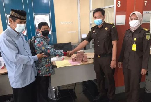 Kejari Kudus Serahkan Uang Hasil Korupsi Mantan Kades ke kas Desa - GenPI.co JATENG