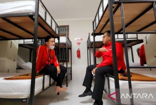 Gibran Tidur di Barak Sekolah Partai PDIP, Hasto: Gimana, Mas? - GenPI.co JATENG