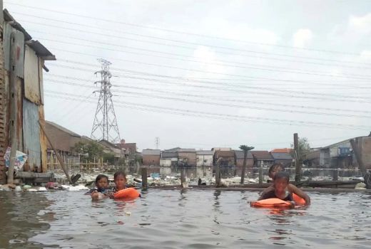 Banjir Rob Bikin Warga Tambakrejo Tutup Jalan, Ini Alasannya - GenPI.co JATENG