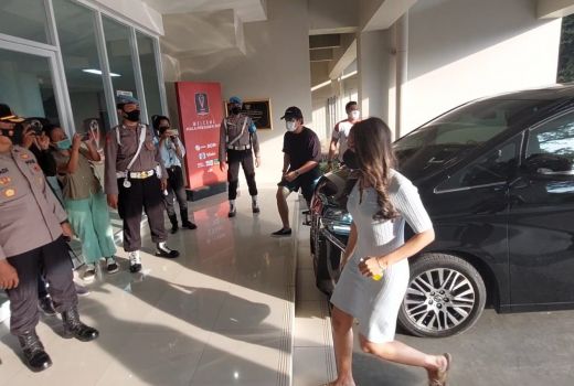 Kaesang Gandeng Erina Gudono Nonton Derbi Jateng, Go Public? - GenPI.co JATENG
