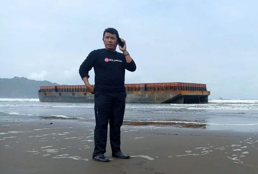 Heboh! Ada Benda Besar Terdampar di Pinggir di Cilacap, Ternyata - GenPI.co JATENG