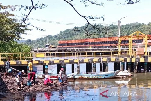 Astaga! Tumpahan Minyak Cemari Sungai Donan Cilacap - GenPI.co JATENG