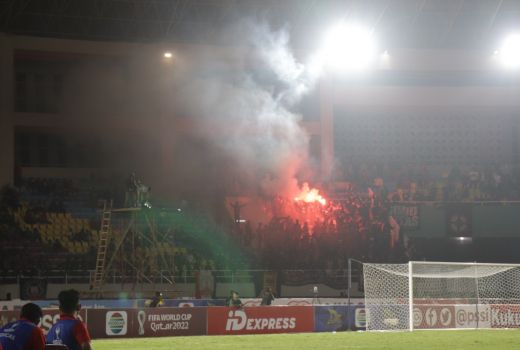 Dicari! Suporter Pelaku Penyalaan Flare di Stadion Manahan - GenPI.co JATENG