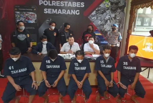 Astaga! 5 Suporter Arema FC Ketahuan Nyopet di Stadion Jatidiri - GenPI.co JATENG