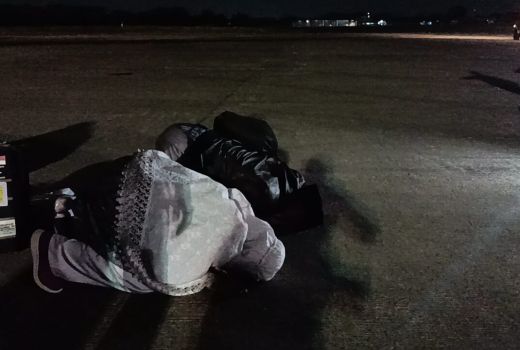 Tiba di Tanah Air, Pasangan Haji Asal Pati Langsung Sujud Syukur - GenPI.co JATENG