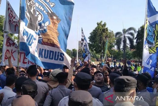 Tanpa Prestasi, Suporter Persiku Kudus Tuntut Hal Ini ke Bupati - GenPI.co JATENG