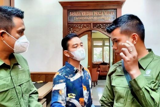 Gibran Copot Masker Anggota Paspampres yang Pukul Sopir Truk, Ini Alasannya - GenPI.co JATENG