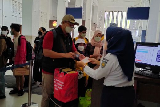 Syarat Terbaru Naik Kereta Api, Mulai 15 Agustus 2022 - GenPI.co JATENG