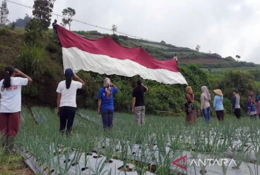HUT ke-77 RI, Petani Selo Kibarkan Bendera Merah Putih Raksasa - GenPI.co JATENG
