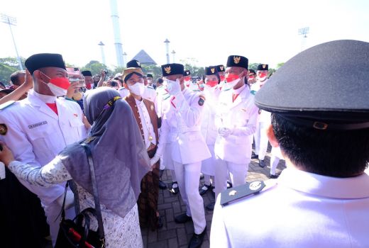Gagal Kibarkan Bendera Merah Putih Saat Upacara HUT RI di Solo, Tangis Paskibra Pecah - GenPI.co JATENG