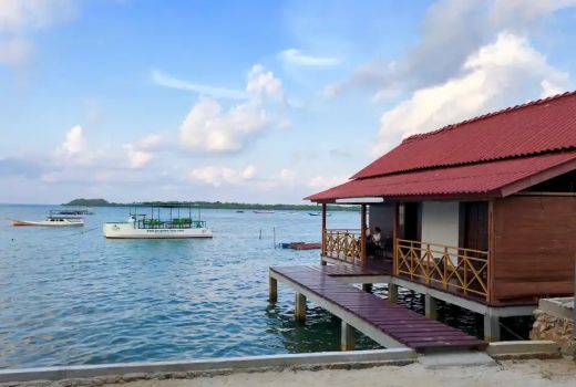 5 Rekomendasi Hotel di Karimunjawa, Dekat Pantai dan Pemandangan Laut - GenPI.co JATENG