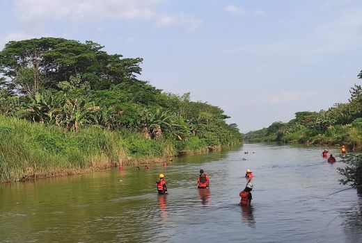 Terpeleset dan Jatuh ke Sungai Bengawan Solo, Remaja Asal Sukoharjo Belum Ditemukan - GenPI.co JATENG