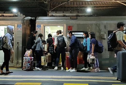 Syarat Terbaru Naik Kereta Api, Penumpang Wajib Vaksin Booster Mulai 30 Agustus 2022 - GenPI.co JATENG