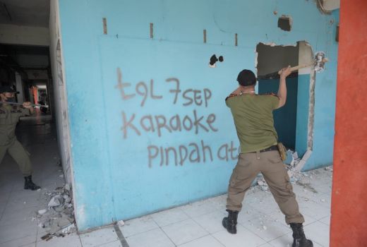 Tak Berizin, Tempat Karaoke di Pasar Klithikan Semarang Dibongkar Satpol PP - GenPI.co JATENG