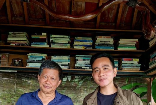 Temui Rocky Gerung di Rumahnya, Gibran: Idola Saya! - GenPI.co JATENG