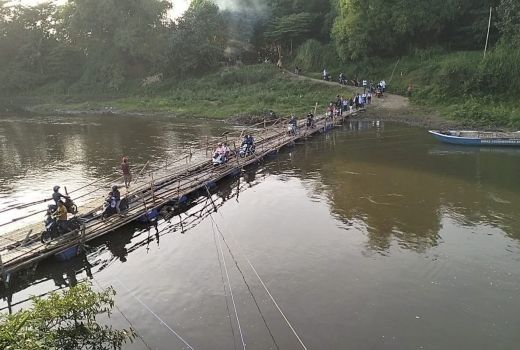 Dibanjiri Warga, Pengelola Jembatan Sasak di Solo Bisa Raup Pendapatan Rp 5 Juta/Hari - GenPI.co JATENG