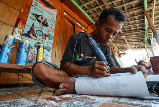 Berkat Lapak Ganjar, Omzet Usaha Lampu Hias Warga Rembang Naik 50% - GenPI.co JATENG