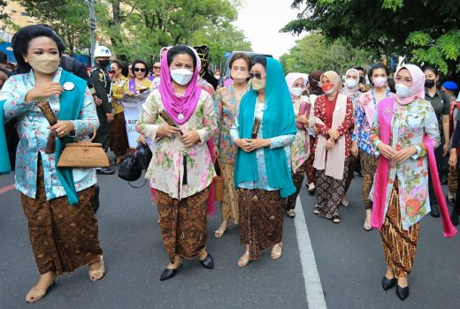 3.000 Perempuan Pawai Berkebaya Bersama Ibu Negara Iriana Jokowi di Solo - GenPI.co JATENG