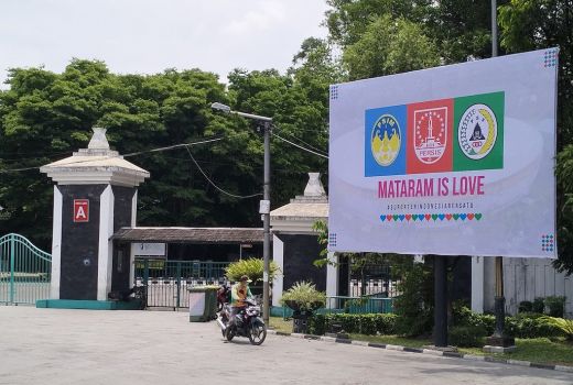 Bukti Suporter Damai, Gibran Pasang Baliho Mataram is Love di Stadion Manahan - GenPI.co JATENG