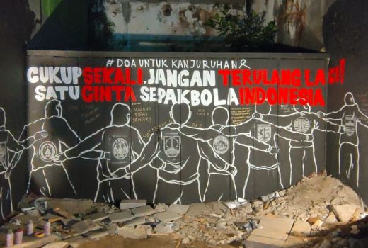 Solidaritas Tragedi Kanjuruhan, Seniman Mural Solo Bikin Ini, Pesannya Dalam Banget! - GenPI.co JATENG