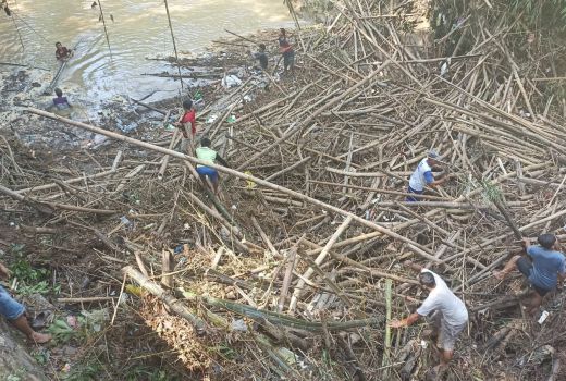Antisipasi Banjir, Pemkab dan Warga Rembang Bersihkan Rumpun Bambu di Sungai - GenPI.co JATENG
