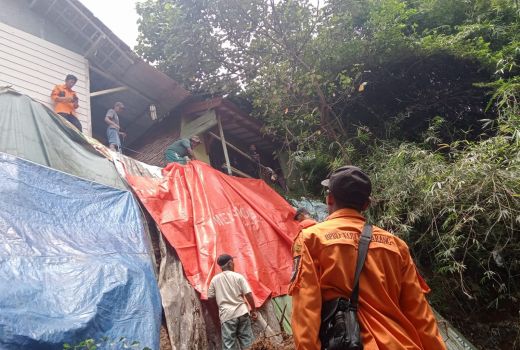 Tanah Longsor Landa 3 Titik di Kota Semarang - GenPI.co JATENG