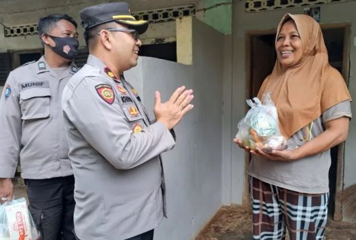 Teman Sekolah Presiden Jokowi Gandeng Polrestabes Semarang Bagi-Bagi Bansos - GenPI.co JATENG
