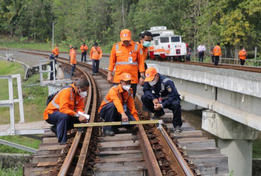 Siaga Hadapi Musim Hujan, Daop 6 Yogyakarta Cek Lintas Jalur KA - GenPI.co JATENG