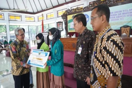 Tekan Angka Putus Sekolah, Pelajar dan Mahasiswa Berprestasi dari Keluarga Tak Mampu di Batang Dapat Beasiswa - GenPI.co JATENG