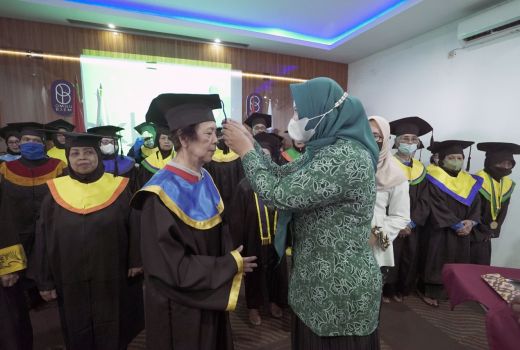 Unik! Puluhan Lansia di Boyolali Diwisuda - GenPI.co JATENG