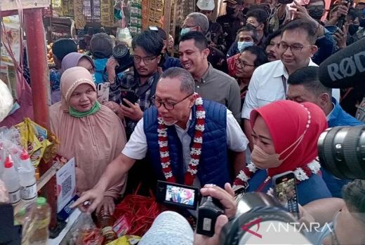 Zulkifli Hasan Ajak Pedagang Pasar di Purbalingga Pakai QRIS untuk Belanja - GenPI.co JATENG
