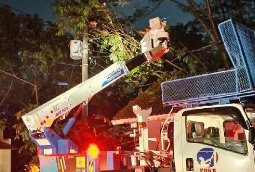 Hujan Lebat dan Angin Kencang Ganggu Aliran Listrik di Pekalongan - GenPI.co JATENG