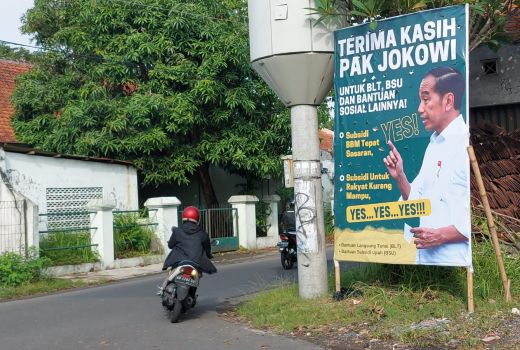 Baliho Ucapan Terima Kasih kepada Presiden Jokowi Marak di Solo, Gibran: Melanggar Aturan Tak Copot - GenPI.co JATENG