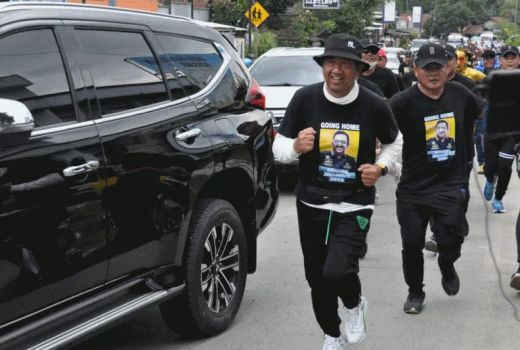 Akhiri Masa Jabatan, Bupati Cilacap Jalan Kaki 96 Km Pulang ke Kampung Halaman - GenPI.co JATENG