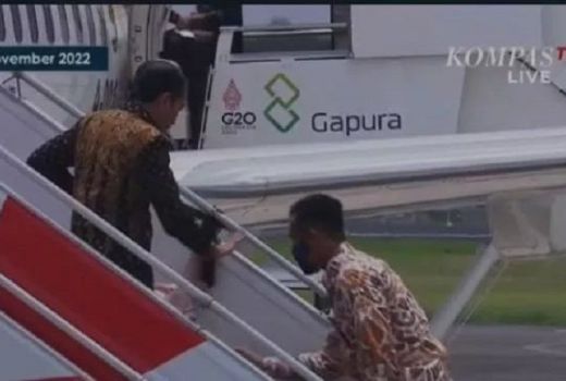 Astaga! Ibu Negara Iriana Jokowi Terpeleset di Tangga Pesawat, Gibran: Kecapekan, Tapi Tidak Apa-Apa - GenPI.co JATENG