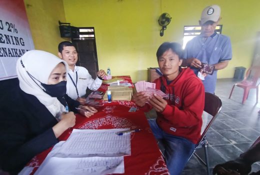 Alhamdulillah! Ratusan Nelayan di Rawa Pening Dapat Bansos - GenPI.co JATENG