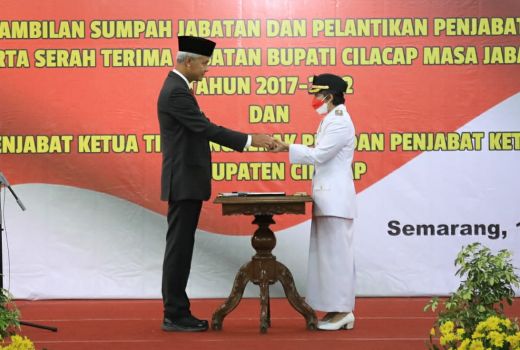 Ganjar Lantik Penjabat Bupati Cilacap, Begini Pesannya - GenPI.co JATENG