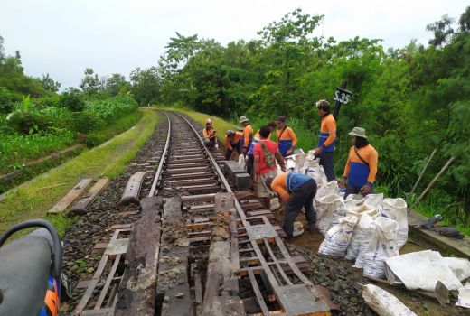 Curah Hujan Tinggi Bikin Petak Rel Terendam Banjir, 2 Perjalanan Railbus Batara Kresna Dibatalkan - GenPI.co JATENG